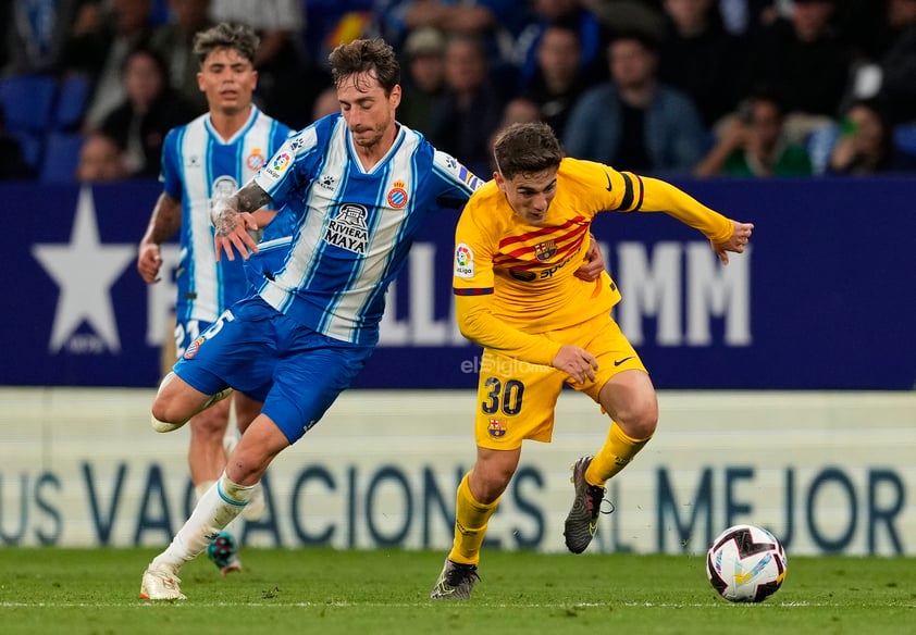 El Barcelona se proclamó este domingo campeón de LaLiga tras vencer al Espanyol en el RCDE Stadium en un derbi que se fisuró con el gol de Robert Lewandowski en el minuto 11 y que se resquebrajó con el 0-3 de la primera mitad (Alejandro Balde y otro del polaco) y con la diana de Jules Koundé tras el descanso.