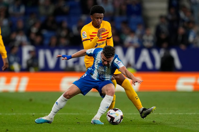 El Barcelona se proclamó este domingo campeón de LaLiga tras vencer al Espanyol en el RCDE Stadium en un derbi que se fisuró con el gol de Robert Lewandowski en el minuto 11 y que se resquebrajó con el 0-3 de la primera mitad (Alejandro Balde y otro del polaco) y con la diana de Jules Koundé tras el descanso.