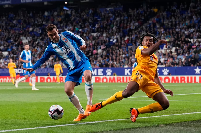 El Barcelona se proclamó este domingo campeón de LaLiga tras vencer al Espanyol en el RCDE Stadium en un derbi que se fisuró con el gol de Robert Lewandowski en el minuto 11 y que se resquebrajó con el 0-3 de la primera mitad (Alejandro Balde y otro del polaco) y con la diana de Jules Koundé tras el descanso.