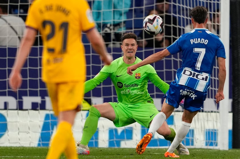 El Barcelona se proclamó este domingo campeón de LaLiga tras vencer al Espanyol en el RCDE Stadium en un derbi que se fisuró con el gol de Robert Lewandowski en el minuto 11 y que se resquebrajó con el 0-3 de la primera mitad (Alejandro Balde y otro del polaco) y con la diana de Jules Koundé tras el descanso.