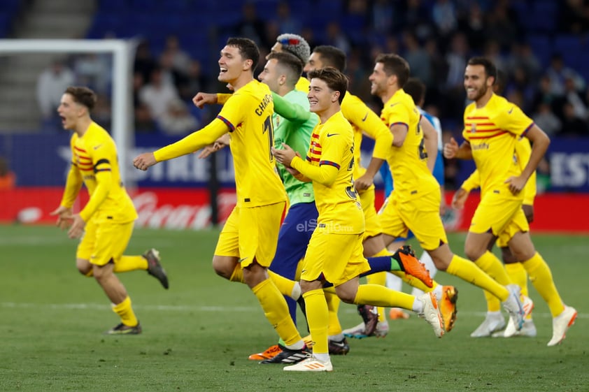 El Barcelona se proclamó este domingo campeón de LaLiga tras vencer al Espanyol en el RCDE Stadium en un derbi que se fisuró con el gol de Robert Lewandowski en el minuto 11 y que se resquebrajó con el 0-3 de la primera mitad (Alejandro Balde y otro del polaco) y con la diana de Jules Koundé tras el descanso.