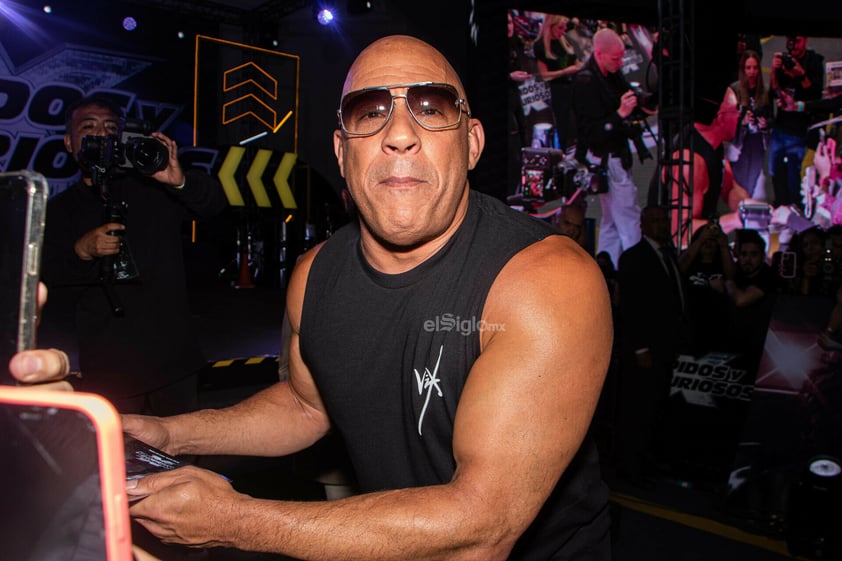 Al ritmo de 'La gasolina' de Daddy Yankee, el actor Vin Diesel hizo su entrada triunfal al escenario de la alfombra negra que se dispuso en medio del Parque Bicentenario, al norte de la Ciudad de México.