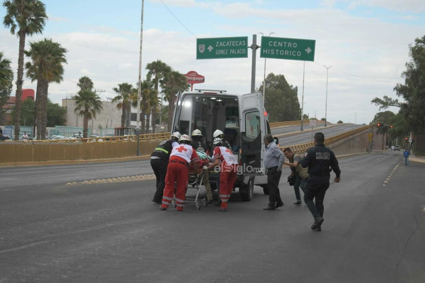 Brigadista cayó a barranco mientras combatía un incendio; es trasladado a Durango para su atención