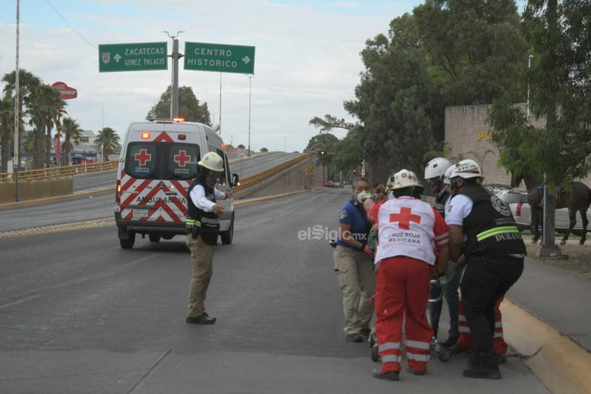 Brigadista cayó a barranco mientras combatía un incendio; es trasladado a Durango para su atención