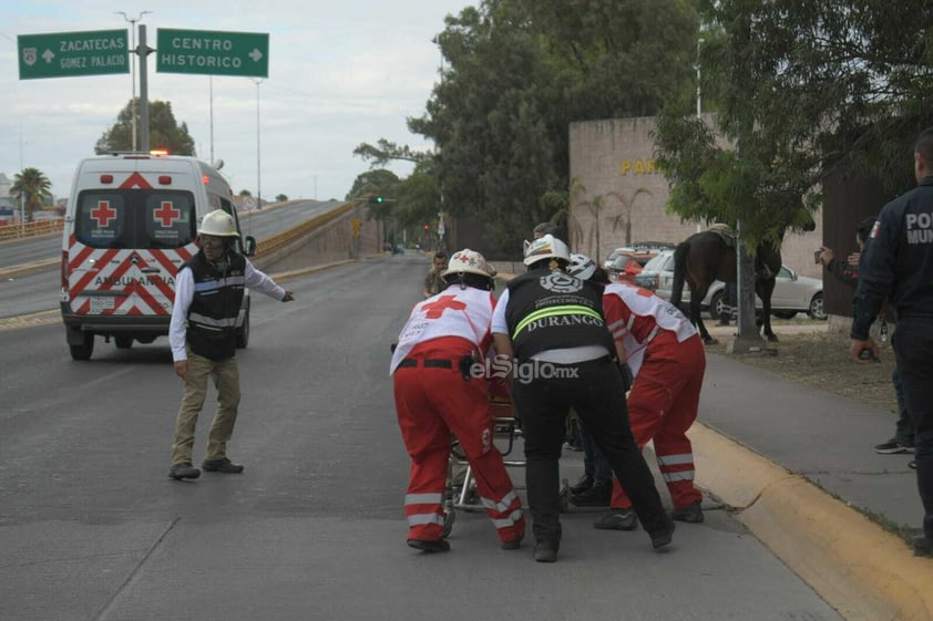 Brigadista cayó a barranco mientras combatía un incendio; es trasladado a Durango para su atención