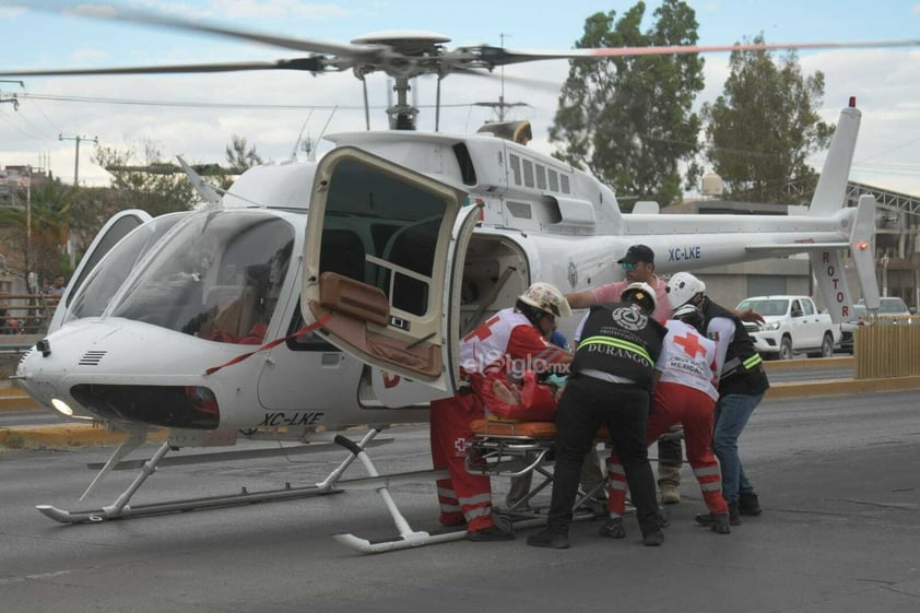 Brigadista cayó a barranco mientras combatía un incendio; es trasladado a Durango para su atención