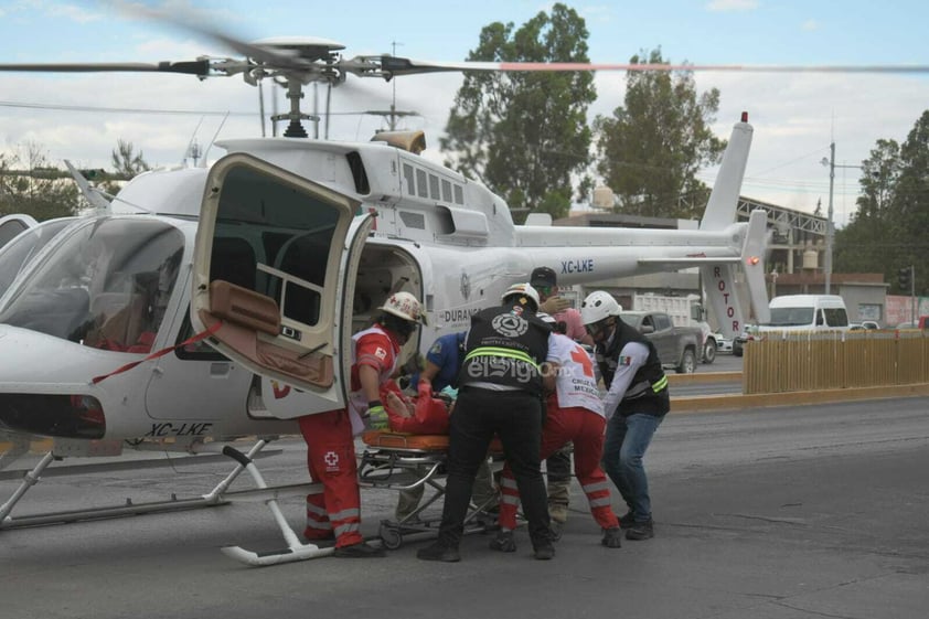 Brigadista cayó a barranco mientras combatía un incendio; es trasladado a Durango para su atención