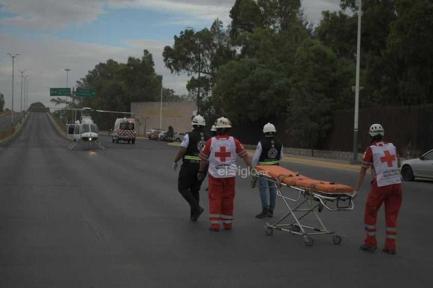 Brigadista cayó a barranco mientras combatía un incendio; es trasladado a Durango para su atención