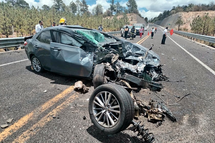 Este jueves se reportó un accidente carretero en el kilómetro 45 de la supercarretera Durango-Mazatlán, que dejó como saldo tres personas sin vida.