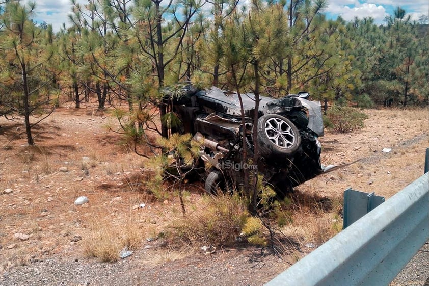 Este jueves se reportó un accidente carretero en el kilómetro 45 de la supercarretera Durango-Mazatlán, que dejó como saldo tres personas sin vida.