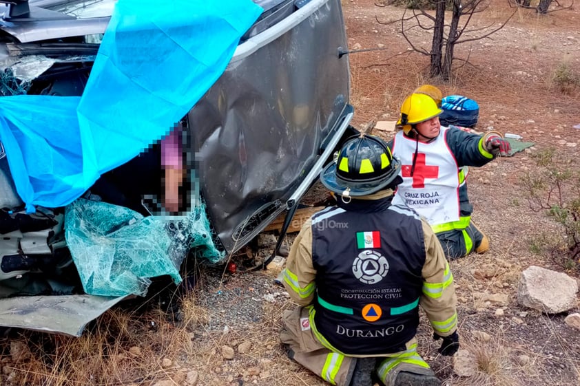 Este jueves se reportó un accidente carretero en el kilómetro 45 de la supercarretera Durango-Mazatlán, que dejó como saldo tres personas sin vida.