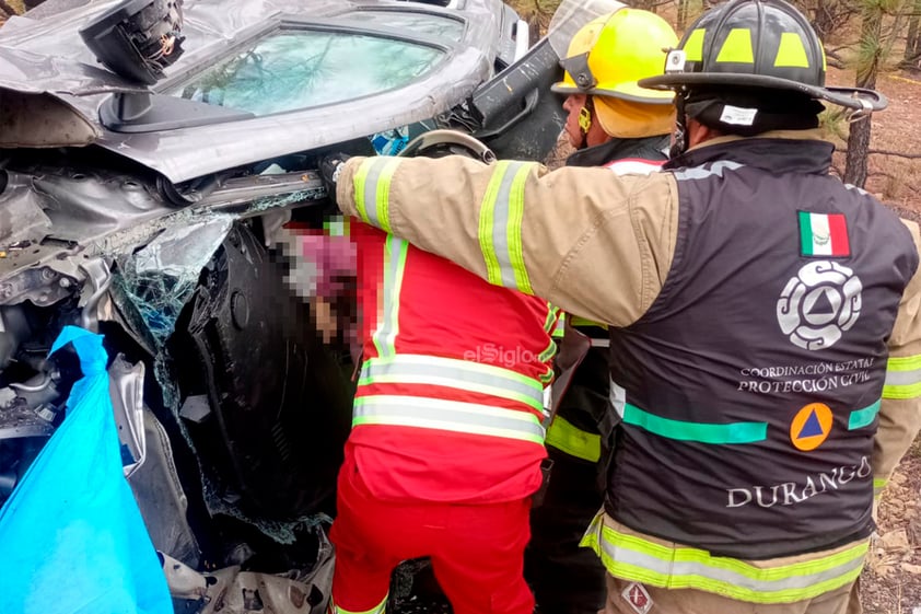 Este jueves se reportó un accidente carretero en el kilómetro 45 de la supercarretera Durango-Mazatlán, que dejó como saldo tres personas sin vida.