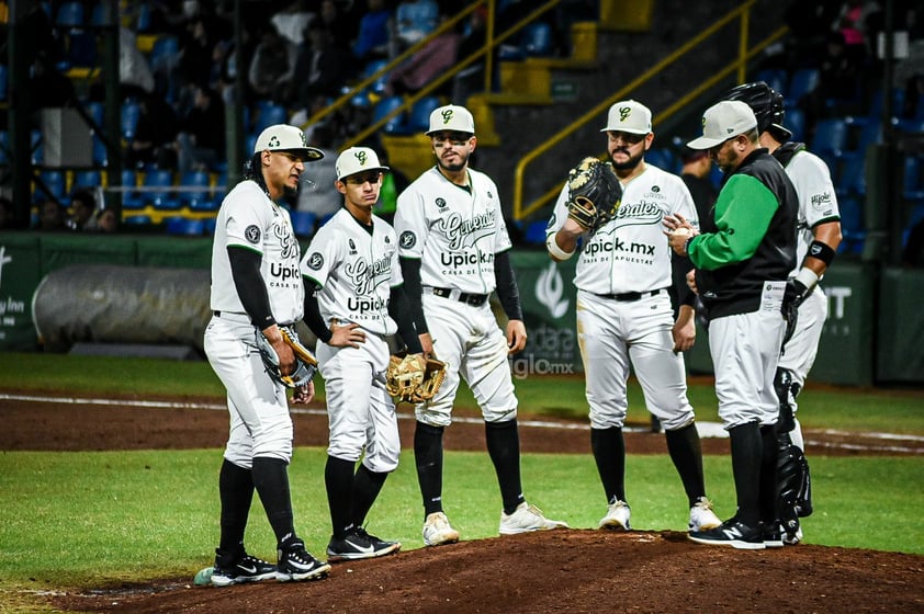 Con 10 carreras en las últimas tres entradas, Algodoneros de Unión Laguna se impuso 13-6 a Generales de Durango, con lo que emparejaron la serie.