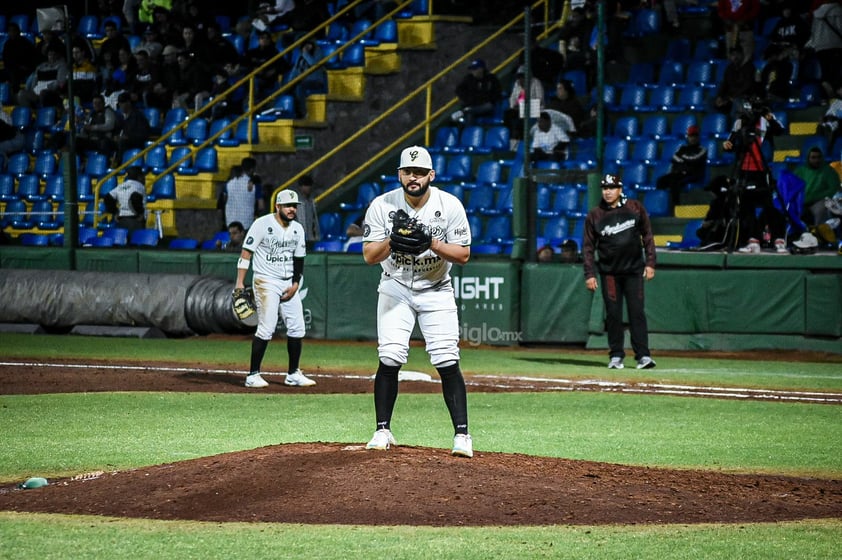 Con 10 carreras en las últimas tres entradas, Algodoneros de Unión Laguna se impuso 13-6 a Generales de Durango, con lo que emparejaron la serie.