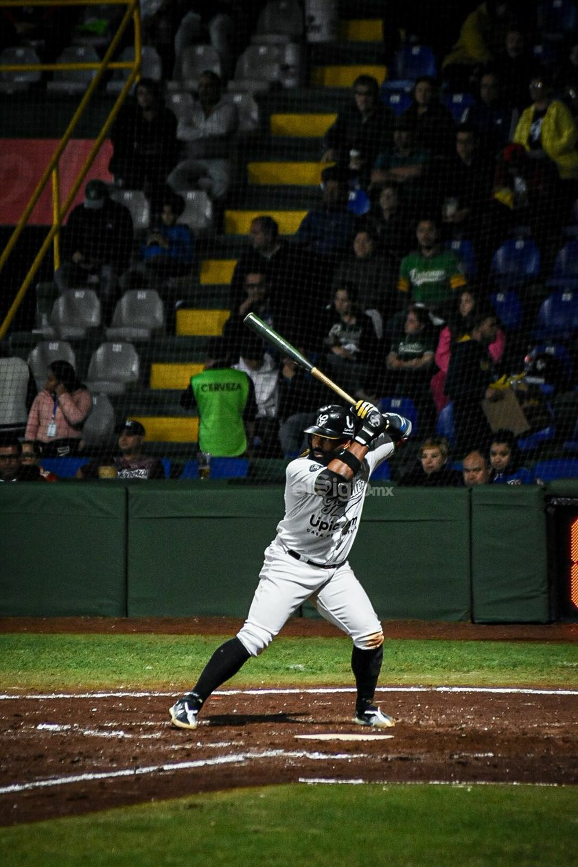 Con 10 carreras en las últimas tres entradas, Algodoneros de Unión Laguna se impuso 13-6 a Generales de Durango, con lo que emparejaron la serie.