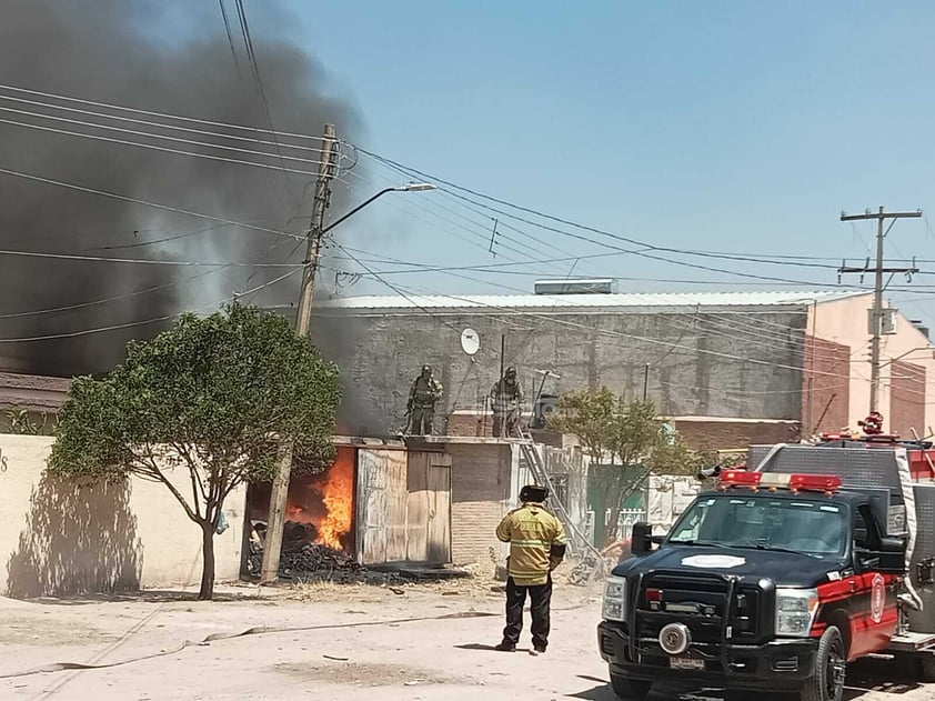 La mañana de este martes usuarios reportaron la densa columna de humo en el lugar.