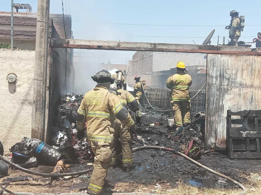 La mañana de este martes usuarios reportaron la densa columna de humo en el lugar.