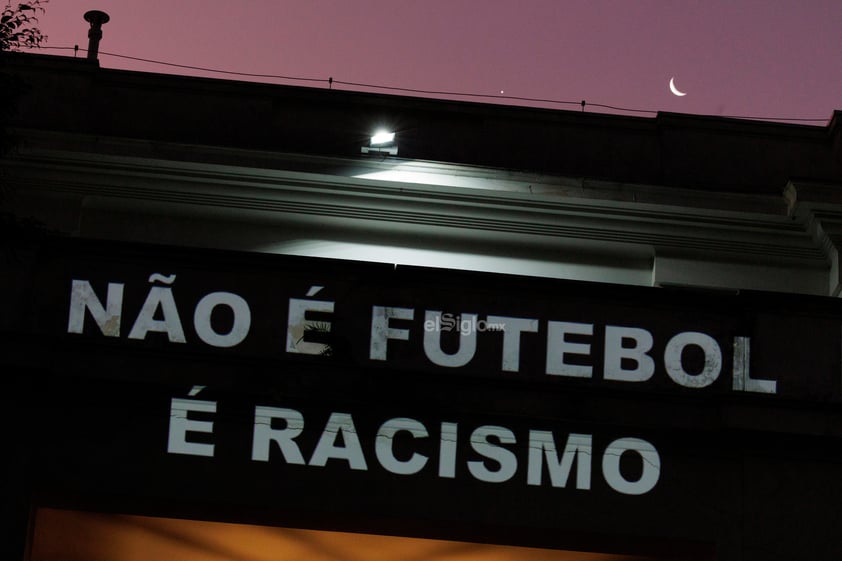 Un centenar de personas se manifestó este martes frente al Consulado de España en Sao Paulo en muestra de apoyo al futbolista brasileño Vinícius Júnior por los insultos racistas que ha sufrido en España.