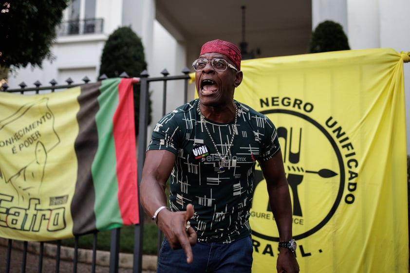 Un centenar de personas se manifestó este martes frente al Consulado de España en Sao Paulo en muestra de apoyo al futbolista brasileño Vinícius Júnior por los insultos racistas que ha sufrido en España.