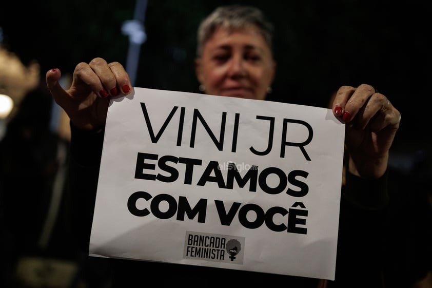 Un centenar de personas se manifestó este martes frente al Consulado de España en Sao Paulo en muestra de apoyo al futbolista brasileño Vinícius Júnior por los insultos racistas que ha sufrido en España.