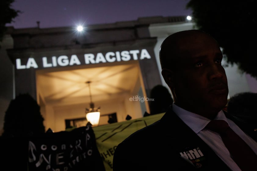 Un centenar de personas se manifestó este martes frente al Consulado de España en Sao Paulo en muestra de apoyo al futbolista brasileño Vinícius Júnior por los insultos racistas que ha sufrido en España.