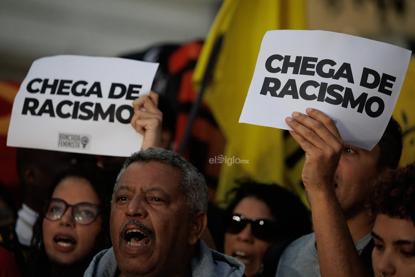 Un centenar de personas se manifestó este martes frente al Consulado de España en Sao Paulo en muestra de apoyo al futbolista brasileño Vinícius Júnior por los insultos racistas que ha sufrido en España.