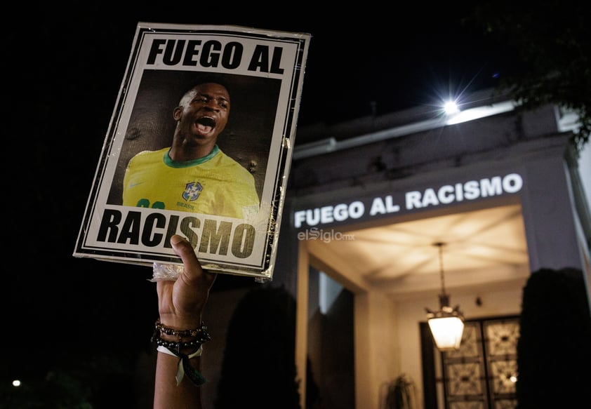 Un centenar de personas se manifestó este martes frente al Consulado de España en Sao Paulo en muestra de apoyo al futbolista brasileño Vinícius Júnior por los insultos racistas que ha sufrido en España.