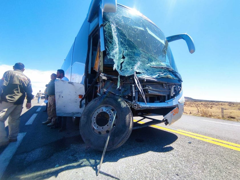 Este viernes se reportó al de emergencia un accidente en carretera a Parral, donde un autobús de pasajeros y un vehículo particular son los involucrados.