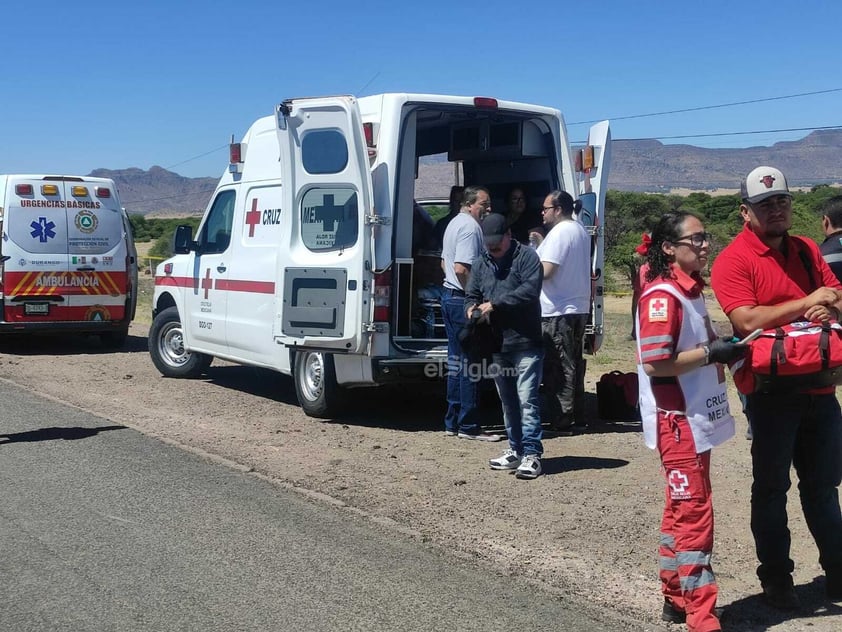 Este viernes se reportó al de emergencia un accidente en carretera a Parral, donde un autobús de pasajeros y un vehículo particular son los involucrados.