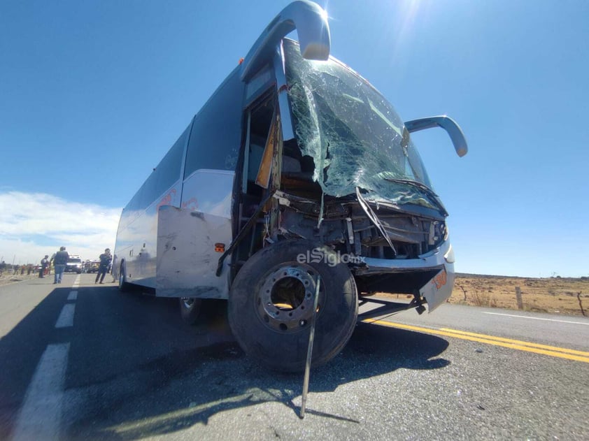 Este viernes se reportó al de emergencia un accidente en carretera a Parral, donde un autobús de pasajeros y un vehículo particular son los involucrados.