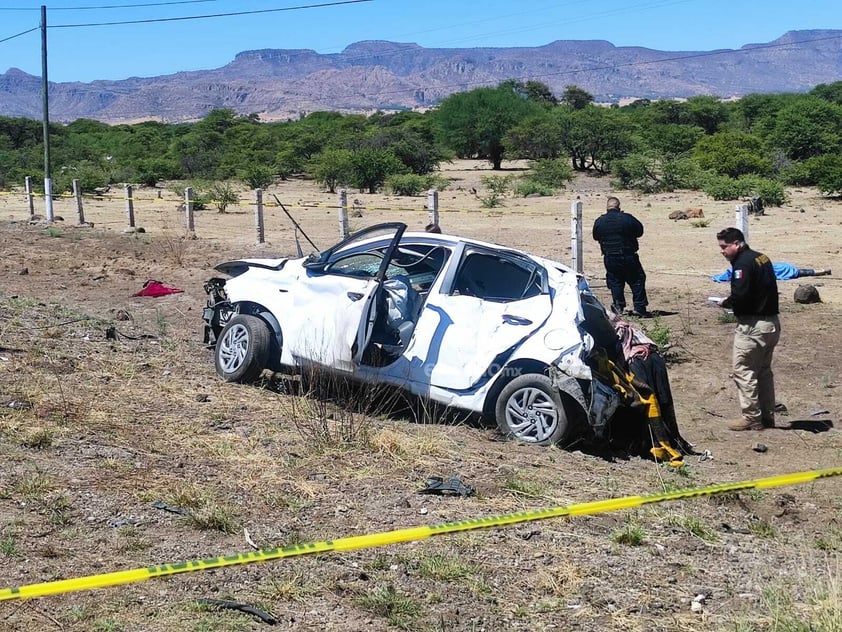 Este viernes se reportó al de emergencia un accidente en carretera a Parral, donde un autobús de pasajeros y un vehículo particular son los involucrados.