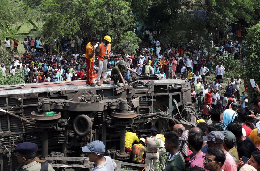 Las autoridades elevaron este sábado a 288 el número de muertos en el choque de tres trenes en el este de la India, el peor accidente ferroviario del siglo XXI en el gigante asiático y en el que también resultaron heridas casi 900 personas, de las que 56 se encuentran en estado grave.