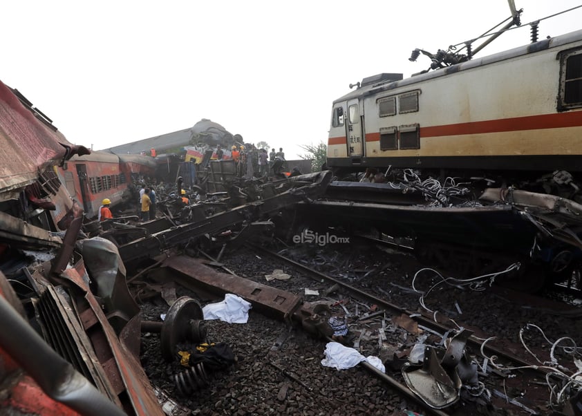 Las autoridades elevaron este sábado a 288 el número de muertos en el choque de tres trenes en el este de la India, el peor accidente ferroviario del siglo XXI en el gigante asiático y en el que también resultaron heridas casi 900 personas, de las que 56 se encuentran en estado grave.