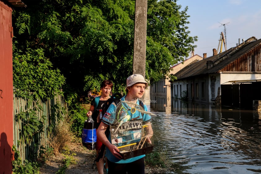 La rotura hoy de una importante presa a orillas del río Dniéper, línea divisoria entre los ejércitos ruso y ucraniano en el frente sur de la guerra y de cuyo colapso se acusan los dos países mutuamente, provocó evacuaciones de más de dos mil residentes de ambos lados y daños ecológicos aún por cuantificar.