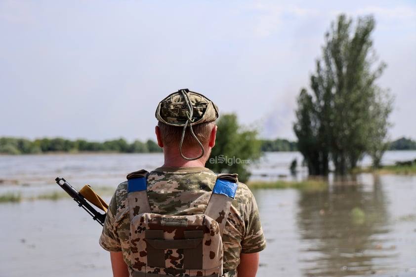 La rotura hoy de una importante presa a orillas del río Dniéper, línea divisoria entre los ejércitos ruso y ucraniano en el frente sur de la guerra y de cuyo colapso se acusan los dos países mutuamente, provocó evacuaciones de más de dos mil residentes de ambos lados y daños ecológicos aún por cuantificar.