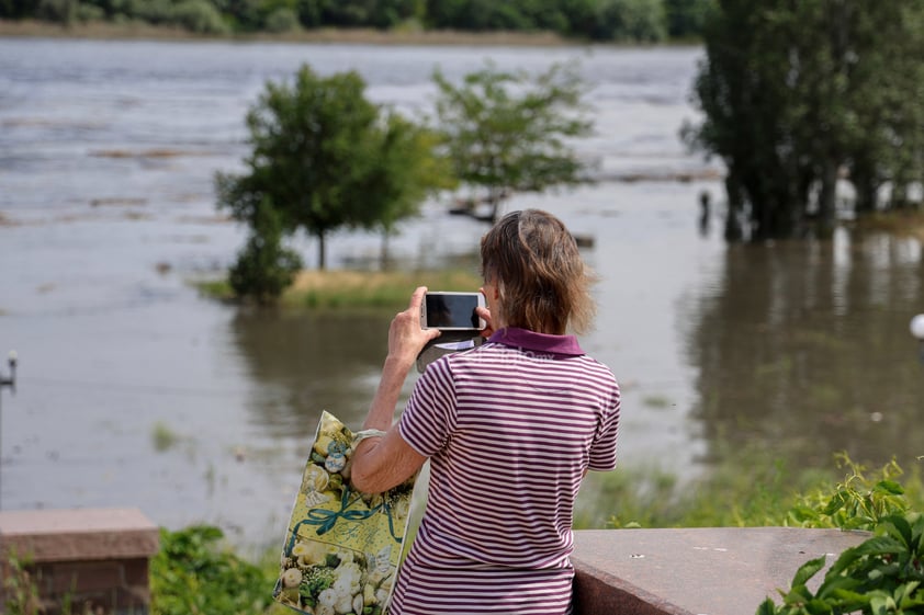 La rotura hoy de una importante presa a orillas del río Dniéper, línea divisoria entre los ejércitos ruso y ucraniano en el frente sur de la guerra y de cuyo colapso se acusan los dos países mutuamente, provocó evacuaciones de más de dos mil residentes de ambos lados y daños ecológicos aún por cuantificar.