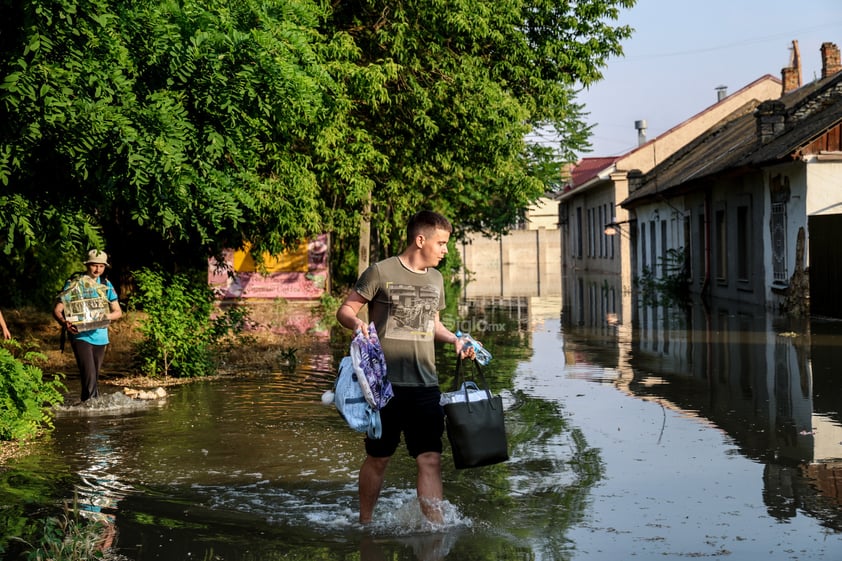 La rotura hoy de una importante presa a orillas del río Dniéper, línea divisoria entre los ejércitos ruso y ucraniano en el frente sur de la guerra y de cuyo colapso se acusan los dos países mutuamente, provocó evacuaciones de más de dos mil residentes de ambos lados y daños ecológicos aún por cuantificar.