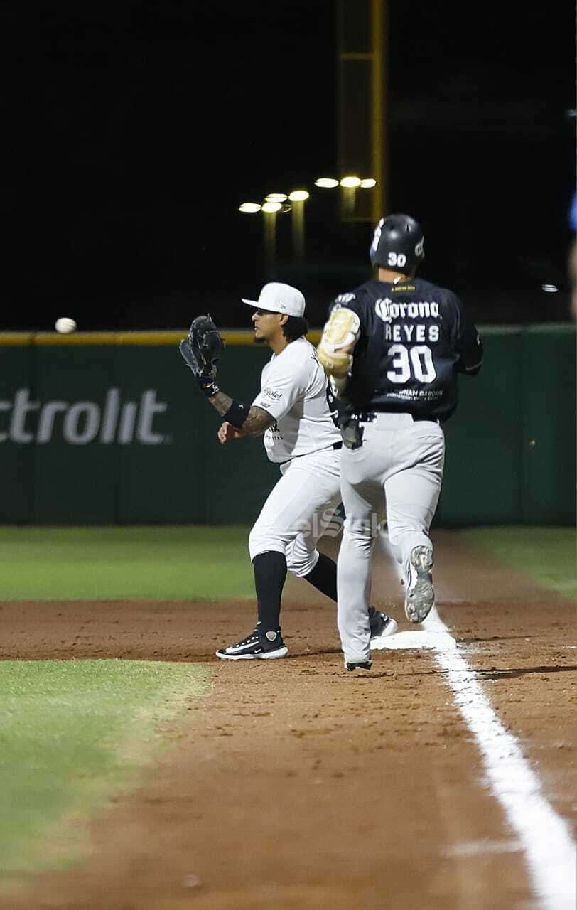 Primer juego de la serie entre Rieleros de Aguascalientes vs. Generales de Durango