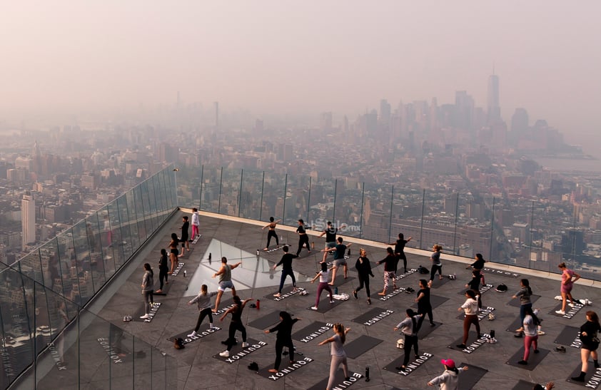 La calidad del aire de la ciudad de Nueva York fue la peor desde al menos la década de 1980 el miércoles por la tarde, cuando el espeso humo de los incendios forestales que descendía de Canadá oscureció la ciudad en una neblina naranja.