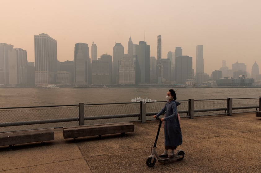 La calidad del aire de la ciudad de Nueva York fue la peor desde al menos la década de 1980 el miércoles por la tarde, cuando el espeso humo de los incendios forestales que descendía de Canadá oscureció la ciudad en una neblina naranja.