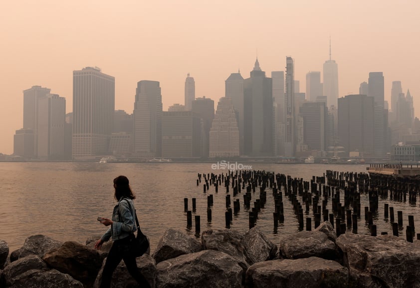 La calidad del aire de la ciudad de Nueva York fue la peor desde al menos la década de 1980 el miércoles por la tarde, cuando el espeso humo de los incendios forestales que descendía de Canadá oscureció la ciudad en una neblina naranja.