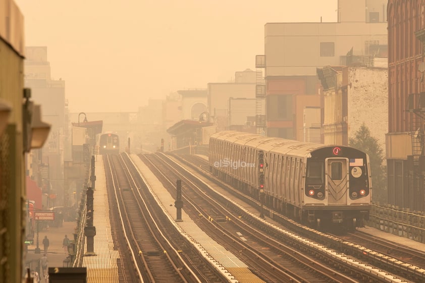 La calidad del aire de la ciudad de Nueva York fue la peor desde al menos la década de 1980 el miércoles por la tarde, cuando el espeso humo de los incendios forestales que descendía de Canadá oscureció la ciudad en una neblina naranja.