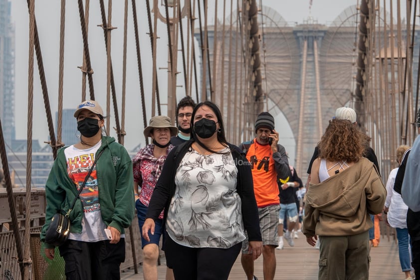 La calidad del aire de la ciudad de Nueva York fue la peor desde al menos la década de 1980 el miércoles por la tarde, cuando el espeso humo de los incendios forestales que descendía de Canadá oscureció la ciudad en una neblina naranja.