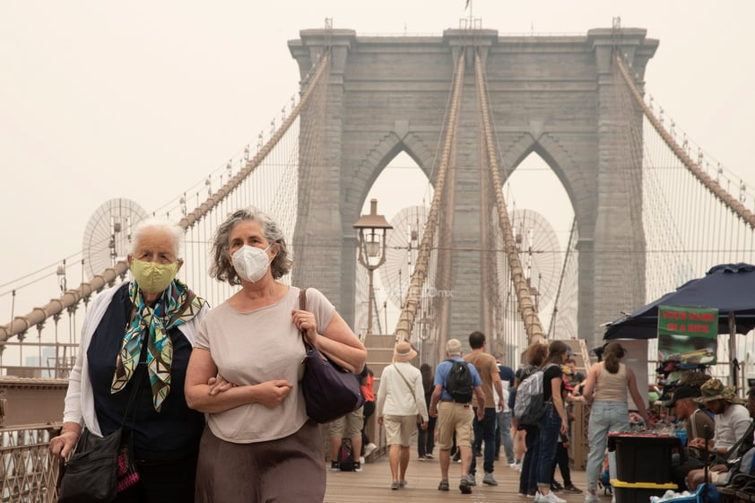 La calidad del aire de la ciudad de Nueva York fue la peor desde al menos la década de 1980 el miércoles por la tarde, cuando el espeso humo de los incendios forestales que descendía de Canadá oscureció la ciudad en una neblina naranja.