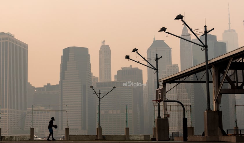 La calidad del aire de la ciudad de Nueva York fue la peor desde al menos la década de 1980 el miércoles por la tarde, cuando el espeso humo de los incendios forestales que descendía de Canadá oscureció la ciudad en una neblina naranja.