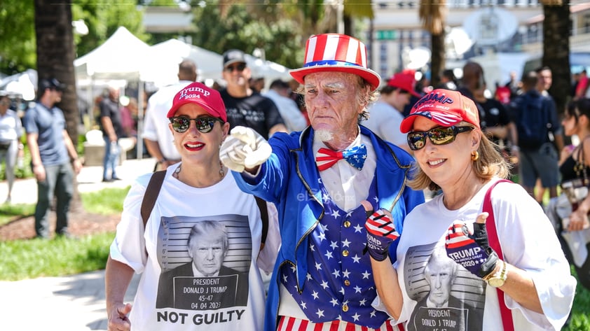 El expresidente de EUA. Donald Trump (2017-2021) llegó al tribunal de Miami donde este martes se celebrará la primera audiencia de un proceso judicial en el que deberá responder por 37 cargos federales en su contra.