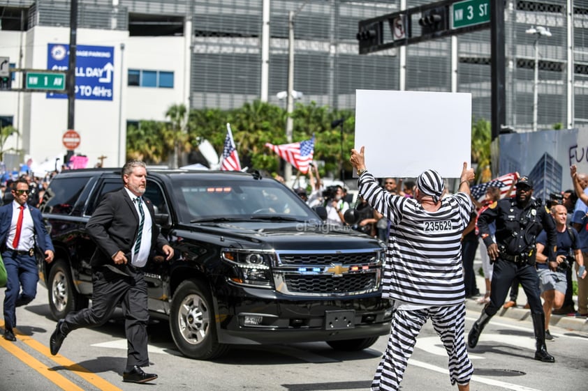 El expresidente de EUA. Donald Trump (2017-2021) llegó al tribunal de Miami donde este martes se celebrará la primera audiencia de un proceso judicial en el que deberá responder por 37 cargos federales en su contra.