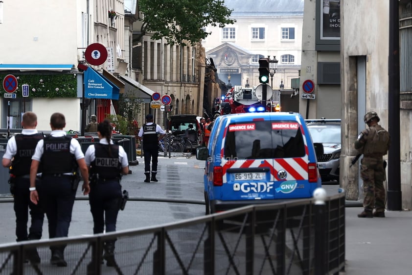 El balance por la explosión que esta tarde derribó parte de un edificio en el centro de París se sitúa ahora en 29 heridos, cuatro de ellos muy graves, y dos desaparecidos, según los últimos datos de la prefectura de policía.