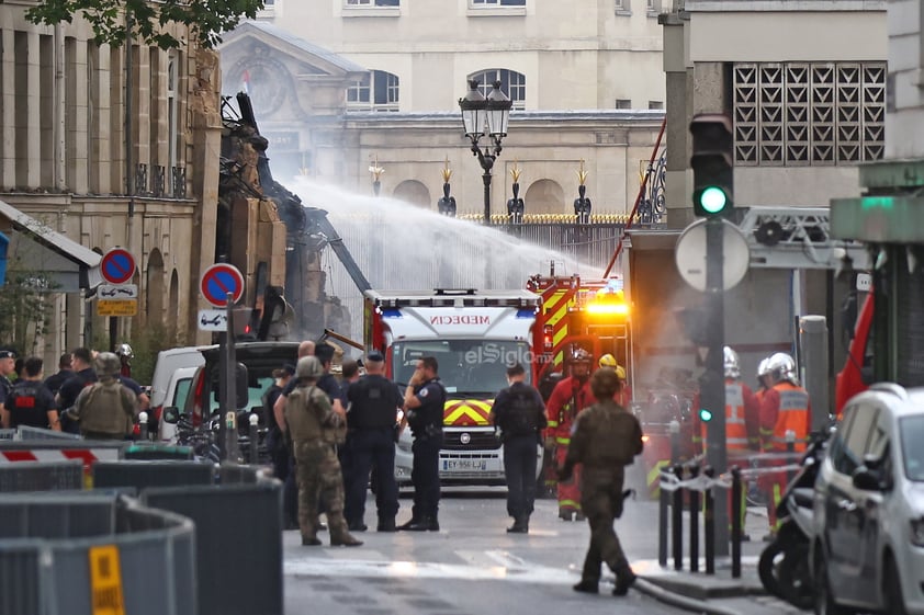 El balance por la explosión que esta tarde derribó parte de un edificio en el centro de París se sitúa ahora en 29 heridos, cuatro de ellos muy graves, y dos desaparecidos, según los últimos datos de la prefectura de policía.