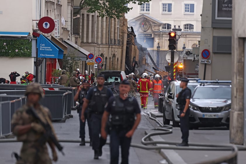 El balance por la explosión que esta tarde derribó parte de un edificio en el centro de París se sitúa ahora en 29 heridos, cuatro de ellos muy graves, y dos desaparecidos, según los últimos datos de la prefectura de policía.